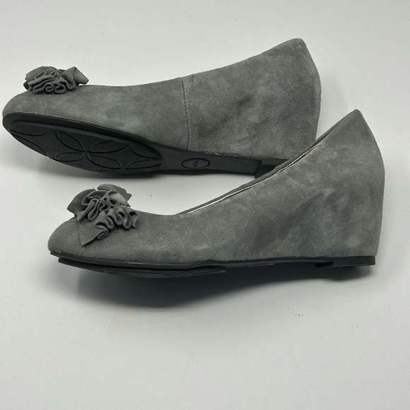 Mee Too Gray Suede Shelby Wedge Shoe Size 7 NEW - Picture 3 of 8